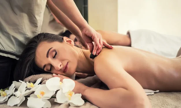 Puis-je avoir un massage naturiste par un homme ou une femme ?